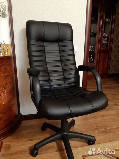 Компьютерное кресло из кожзама