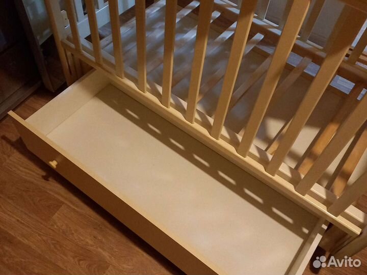 Детская кроватка с универсальным маятником