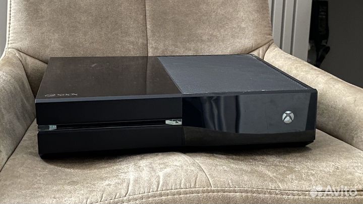 Xbox one + 4 игры