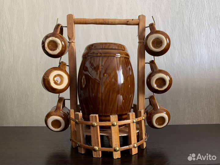 Бочонок с рюмками на подставке