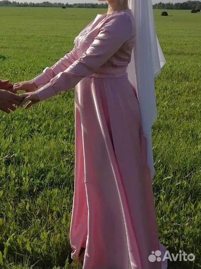 Платье на никах