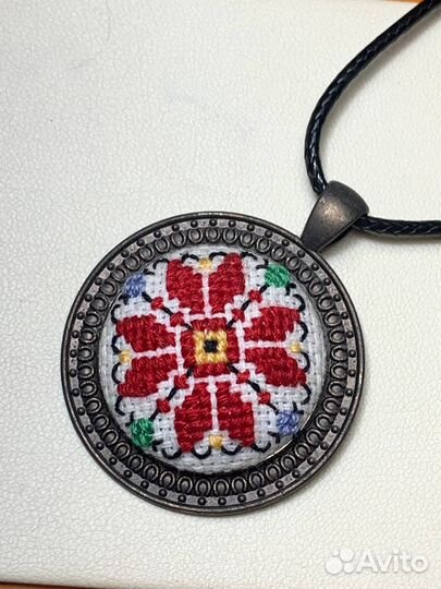 Шикарный винтажный кулон на цепочки вышивка
