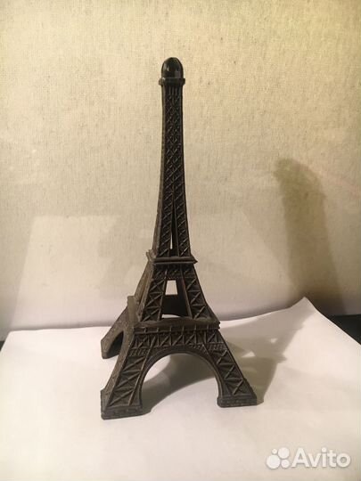 Статуэтка в виде Эйфелевой башни