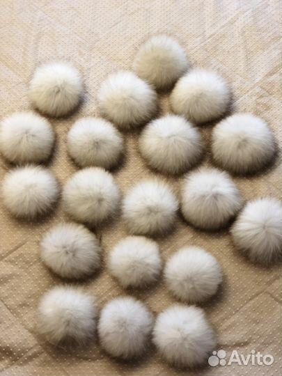 Помпоны из белого песца