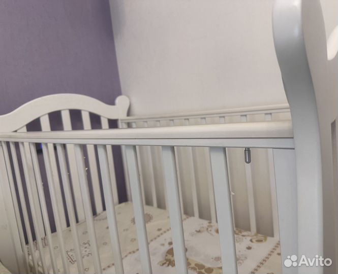 Детская кроватка с маятником и ящиком