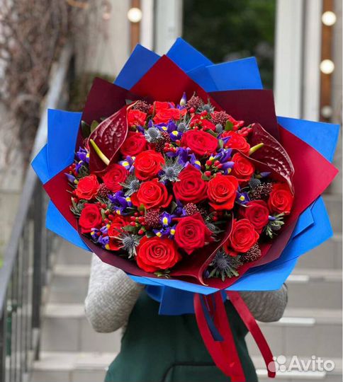 Букеты их гортензий, роз и гвоздик. Доставка