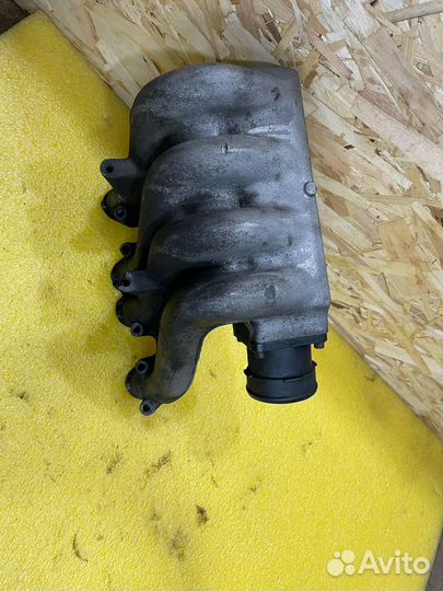 Впускной коллектор Audi 80