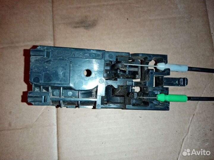 Замок двери передний левый Toyota Ist