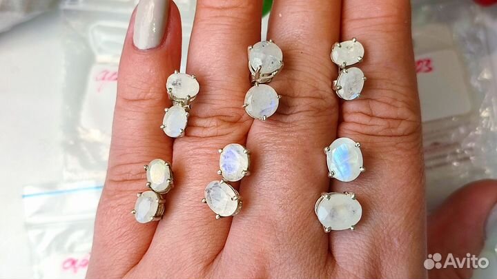 Серьги пусеты с лунным камнем по одной цене