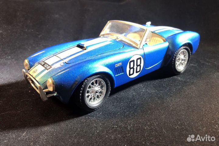 Модель автомобиля Chelby Cobra 427 1:24 Burago