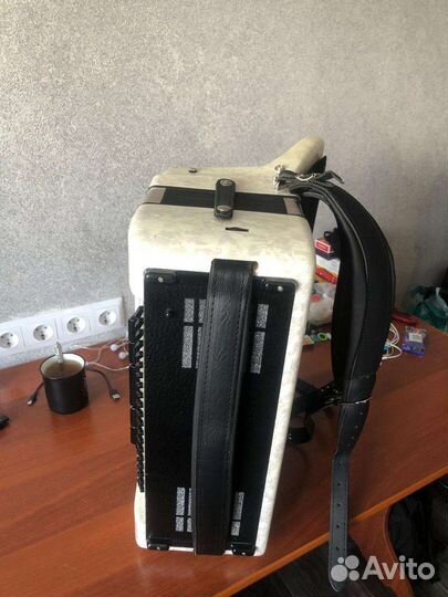 Аккордеон Weltmeister Saphir 4/4