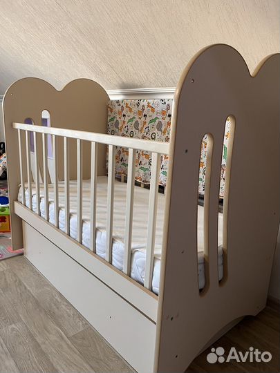 Кровать детская с маятником