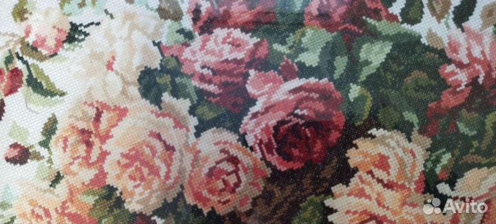 Картина вышитая крестом Розы оформленная в раму
