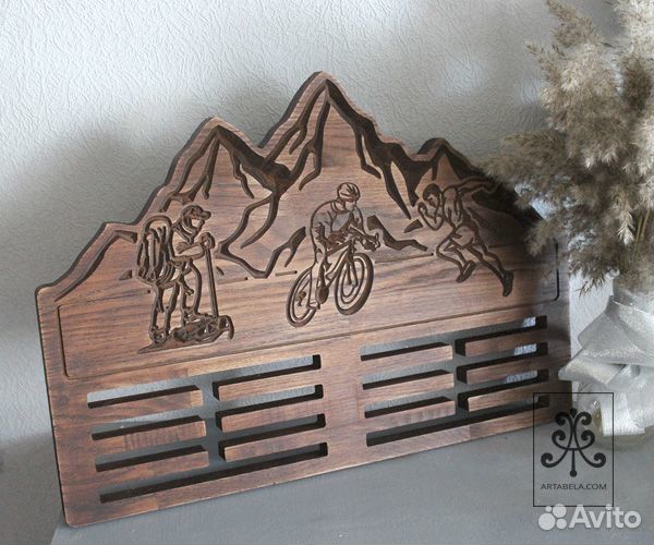 Деревянная медальница из дуба