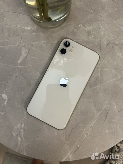 Телефон iPhone 11