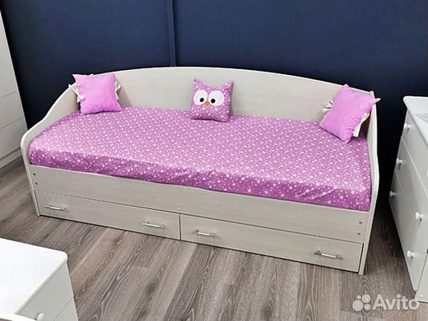 Кроватка белая для малыша с бортиком из ламинирова