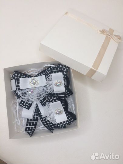 Набор резинок и галстука в клетку для школы