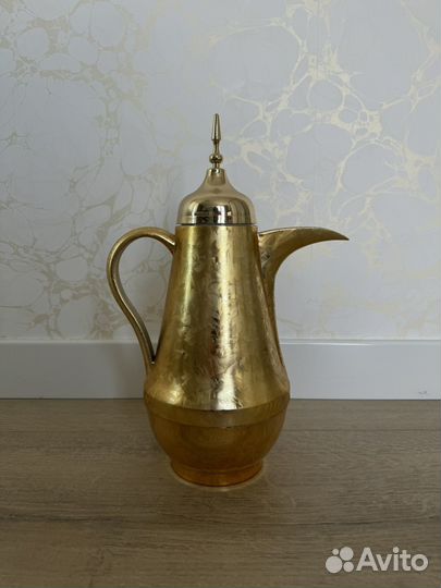 Золотистый кувшин термос
