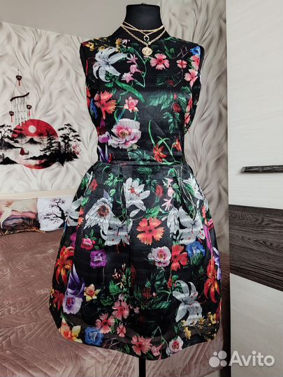 Платье черное с цветочным принтом 48