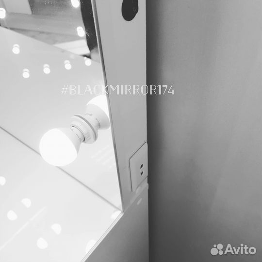 Гримерный стол с зеркалом и ящиками