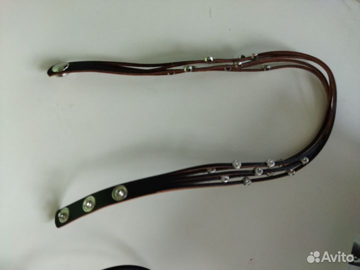 Кожаный браслет с бижутерией