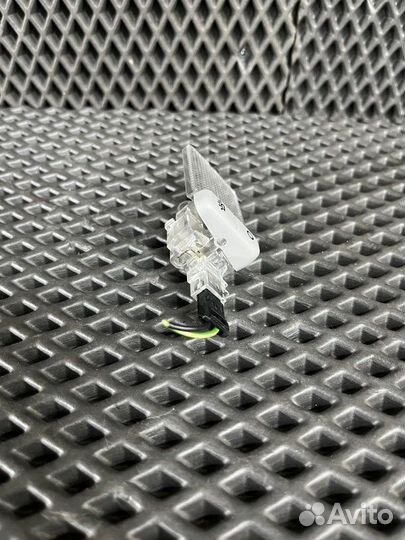 Плафон подсветки салона Land Rover Discovery 3