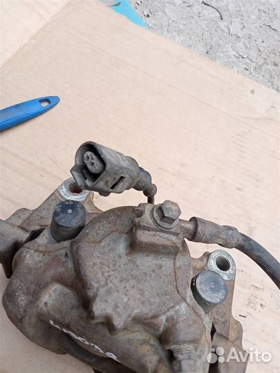 Суппорт тормозной передний левый VW Tiguan (2011