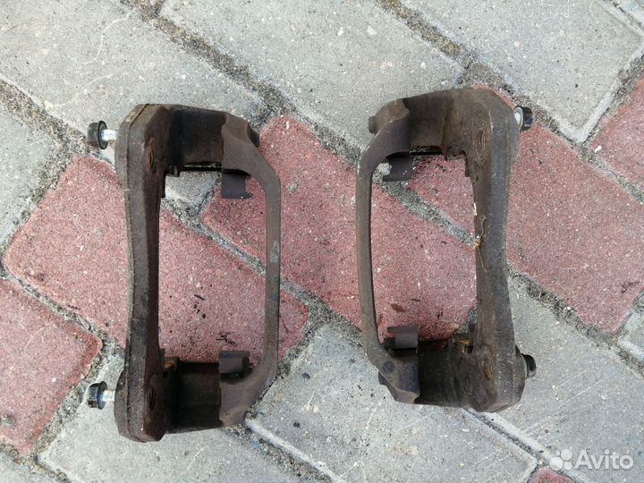 Скоба переднего суппорта Киа Сид 1 ED