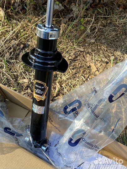 Амортизатор передний на Nissan Primera p11