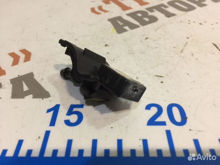 Тойота Камри Форсунка омывателя лобового стекла