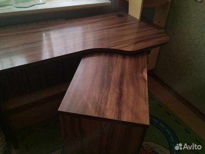 Угловой письменный стол для двоих