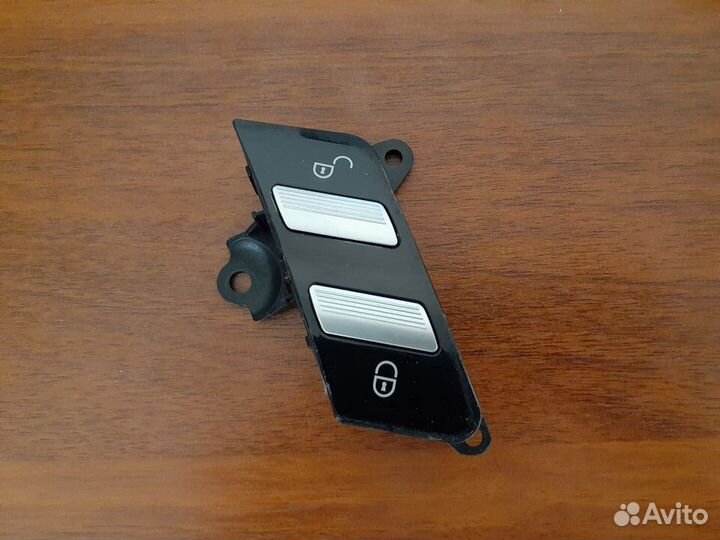 Кнопка центрального замка левая Mercedes W221