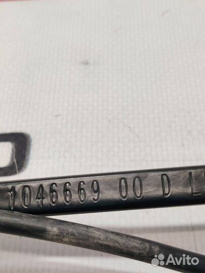 Поводок стеклоочистителя левый Tesla Model X 2019