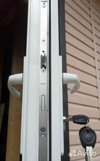 Двери пластиковые с многозапорным замком