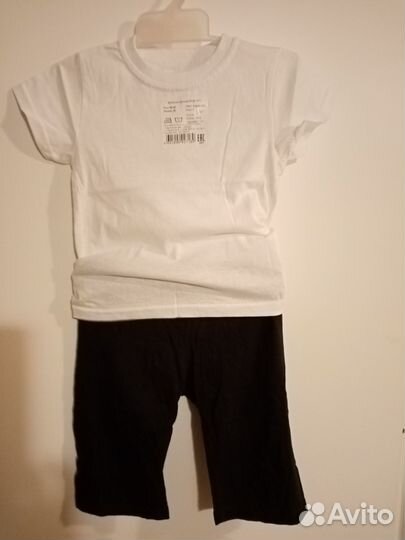 Футболка белая и чёрные шорты