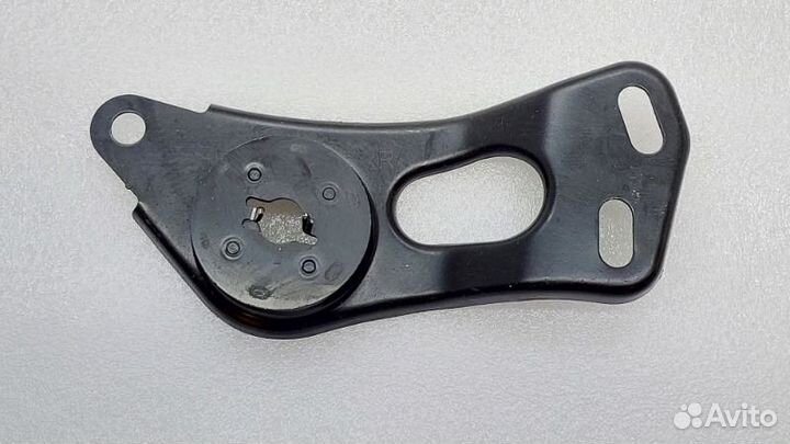 Кронштейн подрамника передний правый Kia K5 DL3