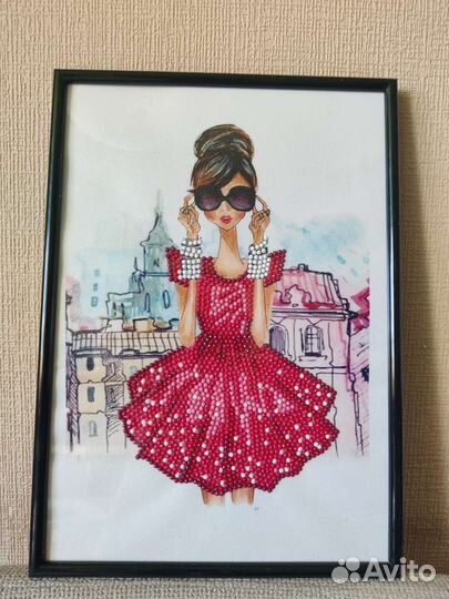 Девушка в платье (красном, зеленом или синем)