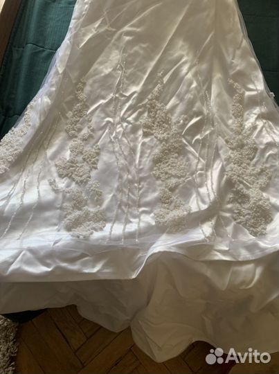 Свадебное платье со шлейфом 42-44 бу