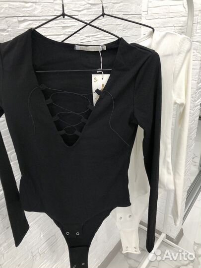 Боди со шнуровками в груди