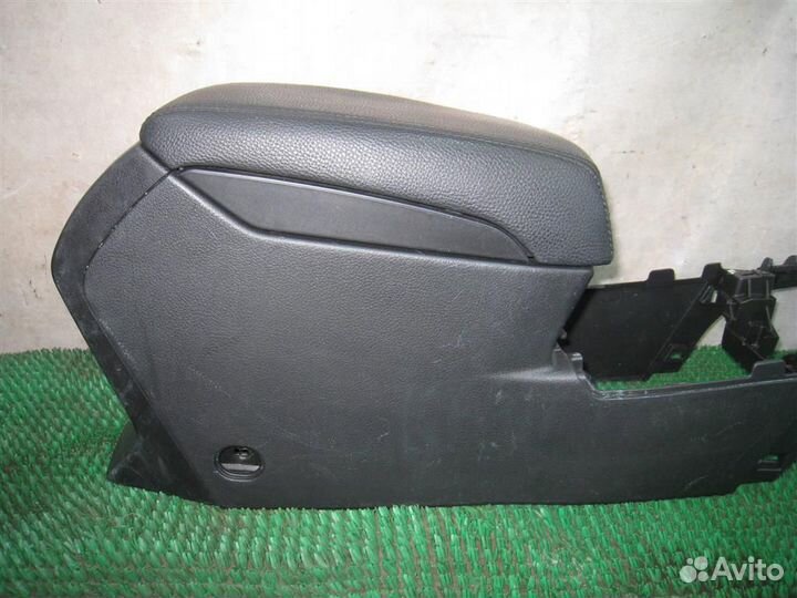 Консоль центральная с подлокотником Subaru Legacy