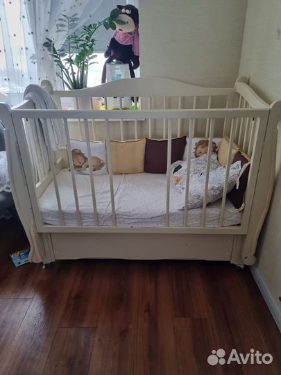 Детская кроватка с маятником и ящиком