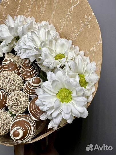 Клубника в шоколаде с цветами