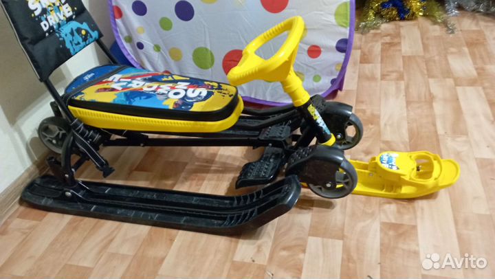 Детский снегокат с колесами и ручкой