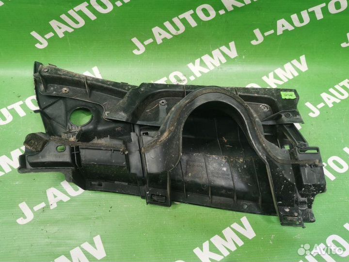 Решетка стеклоочистителя левая Toyota Auris 1