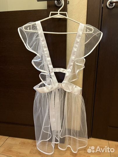 Трикотажное платье с белым фартуком