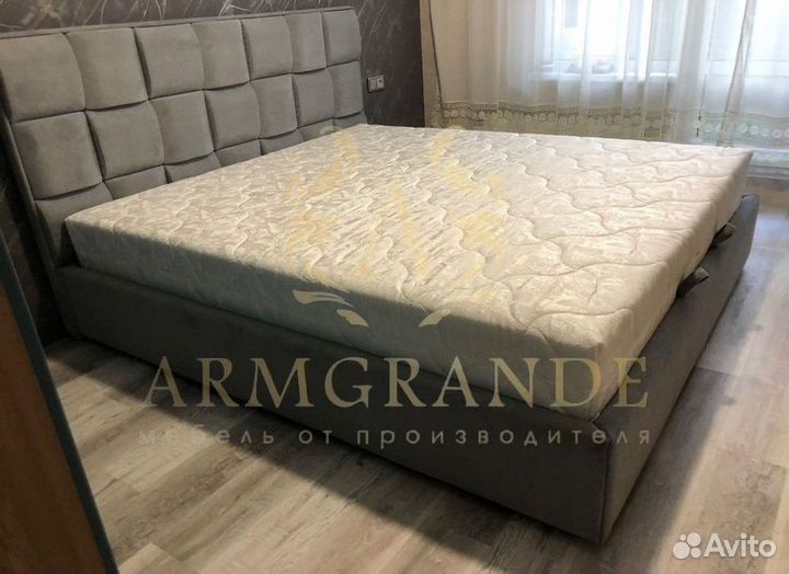 Двуспальная кровать с мягким изголовьем