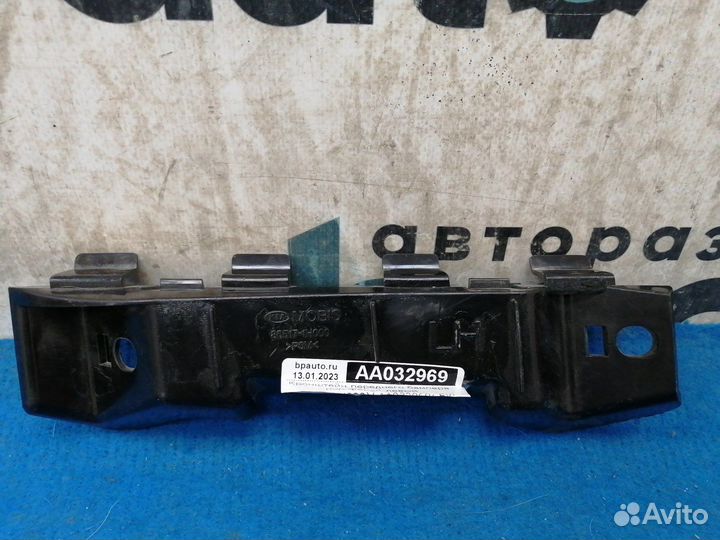 Кронштейн переднего бампера под фарой левый