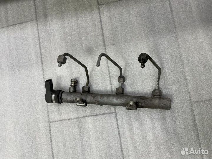 Топливная рампа правая Ауди А4 Б7 А6 С6 А8 Д3 Ку7