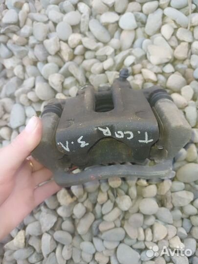 Задний левый тормозной суппорт toyota corolla