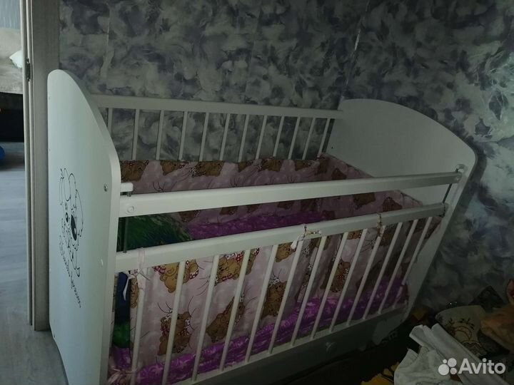 Детская кроватка с маятником